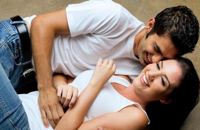 Мужчина возбуждается, прикасаясь к девушке